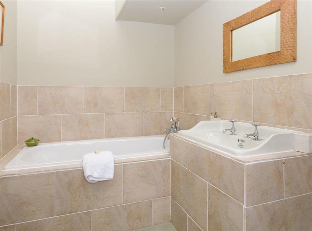 Bathroom (photo 3) at Lauderdale Apartment, 