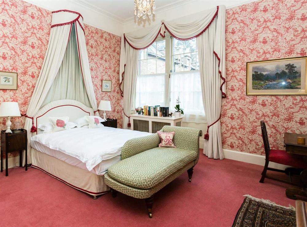 Elegant double bedroom at Lauderdale Apartment, 