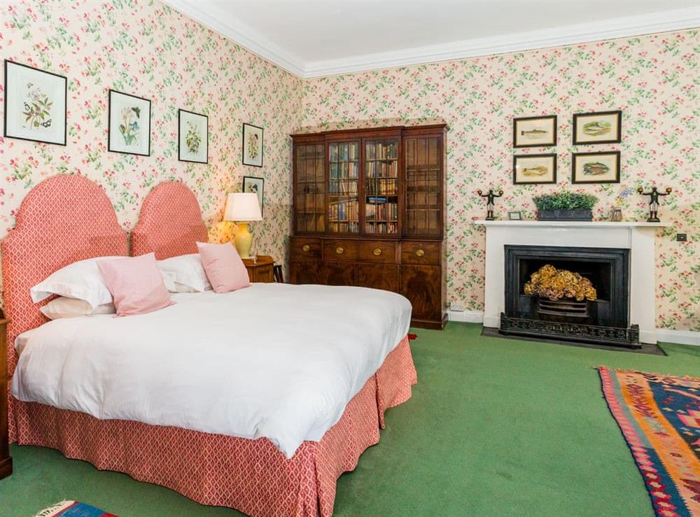 Spacious bedroom with en-suite at Lauderdale Apartment, 