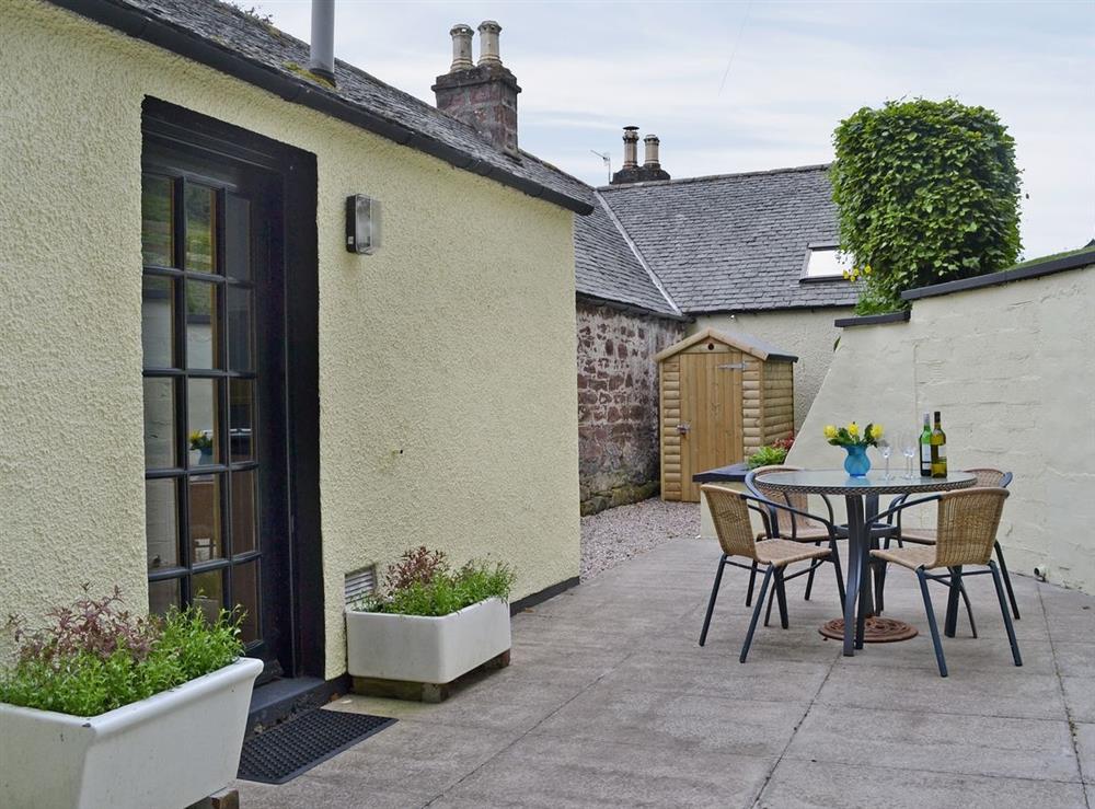 Sitting-out-area at Kinnettas Cottage in Strathpeffer, Ross-Shire