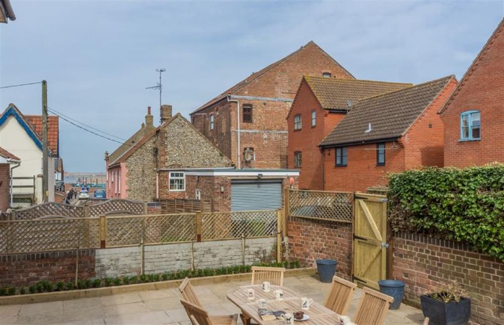 Kipling House: Fully enclosed courtyard with outside seating  at Kipling House, Wells-next-the-Sea