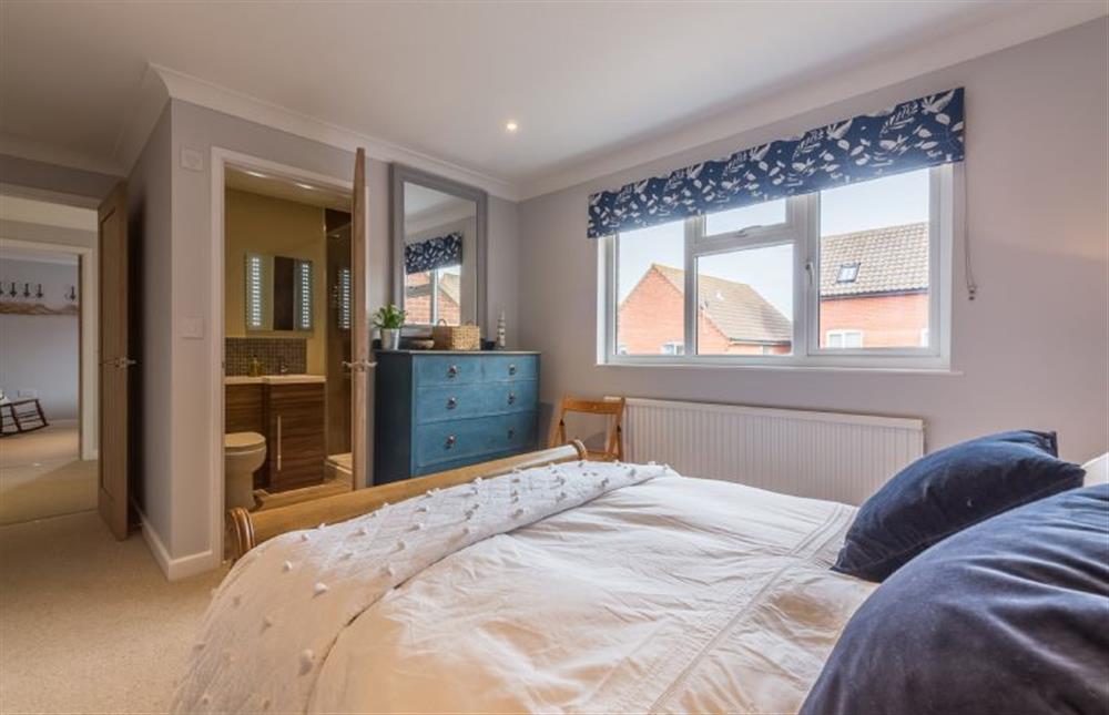 Kipling House: The master bedroom has a sleigh bed, chest of drawers and an en-suite at Kipling House, Wells-next-the-Sea