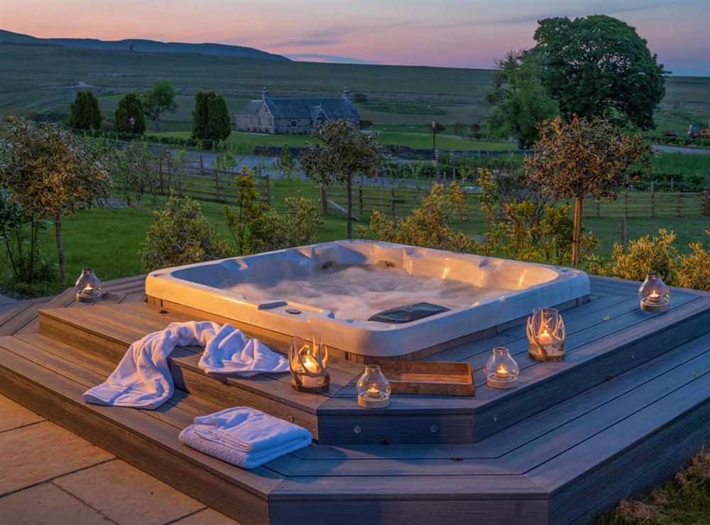 Hot tub at Kipney Farmhouse in Logiealmond, near Crieff, Perthshire