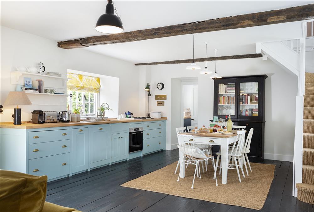 Fully equipped kitchen with dining table seating four guests at Kitchen Garden Cottage, Barton-on-the-Heath