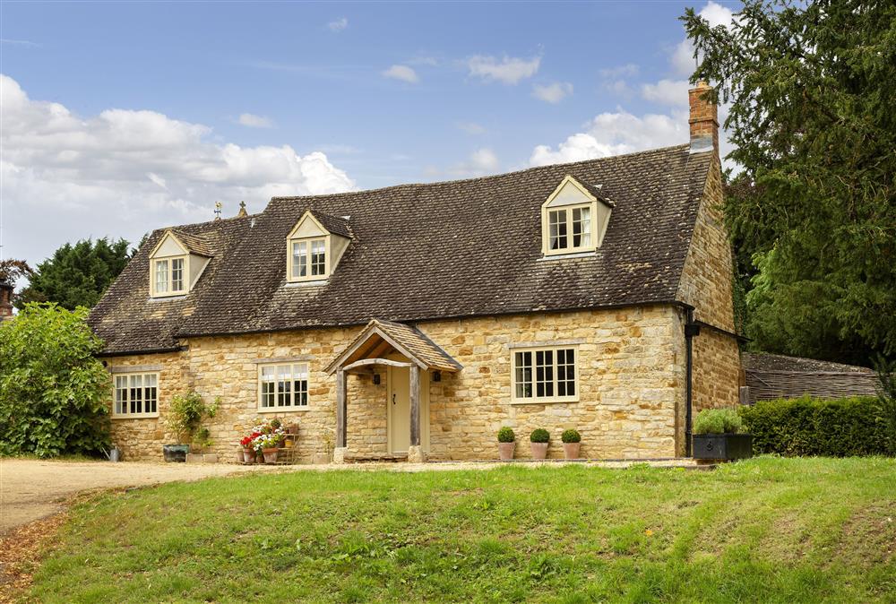 Kitchen Garden Cottage is a honey coloured stone cottage on the edge of this quiet quintessential and unspoiled Cotswold village
