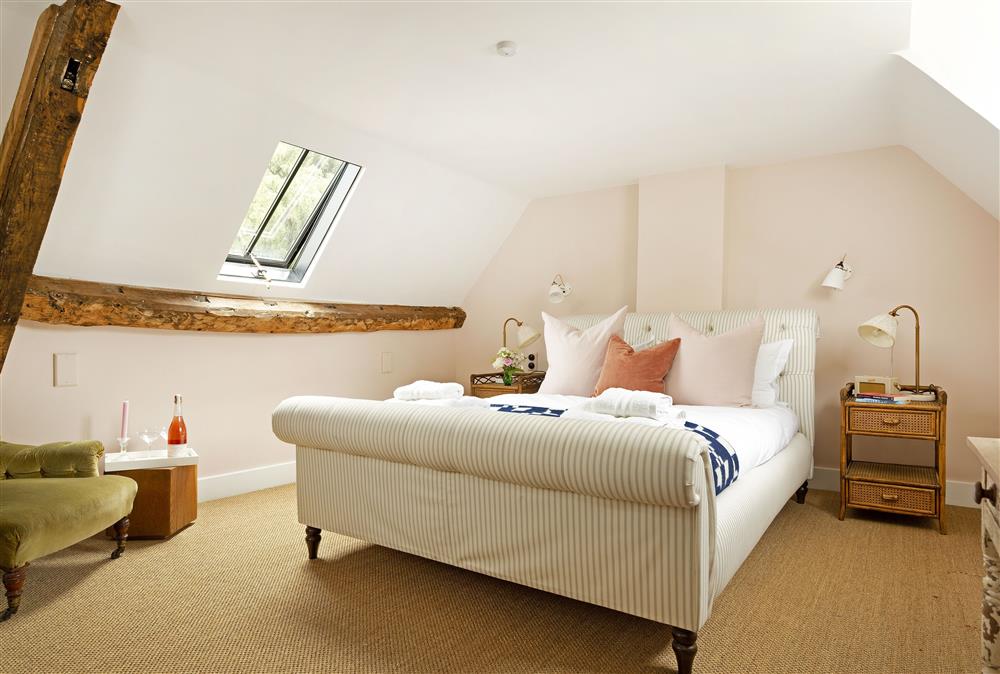 Master bedroom with 5’ king-size bed at Kitchen Garden Cottage, Barton-on-the-Heath