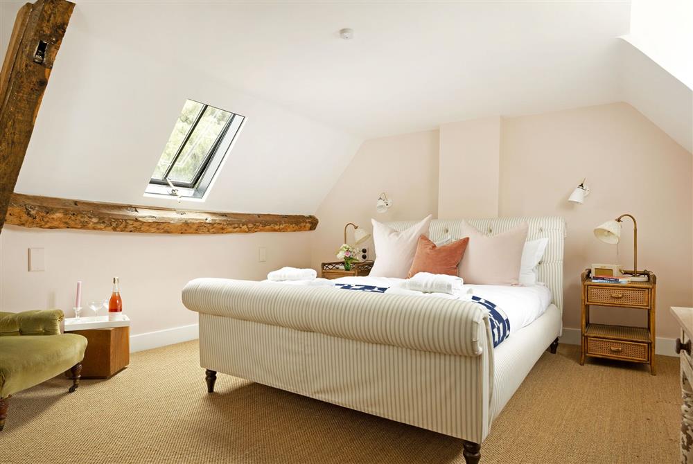 Bedroom one with a 5’ king-size bed at Kitchen Garden Cottage, Moreton-in-Marsh