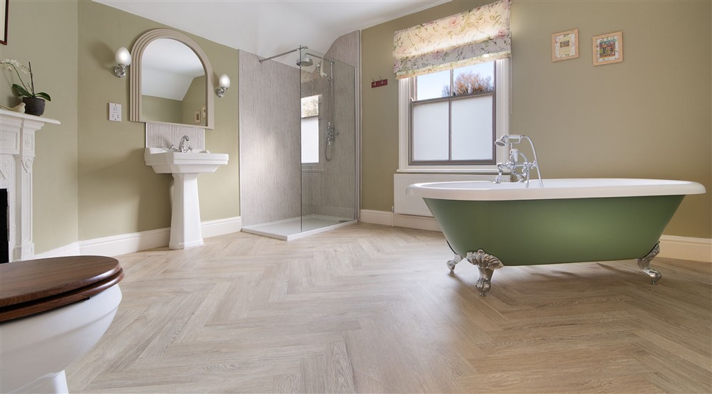 The en-suite bathroom for the double bedroom at Kitchen Garden Cottage in Worksop, Nottinghamshire