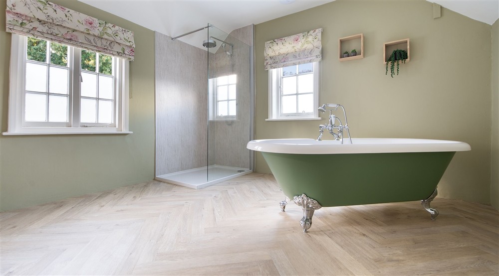 The en-suite bathroom to the twin bedroom at Kitchen Garden Cottage in Worksop, Nottinghamshire