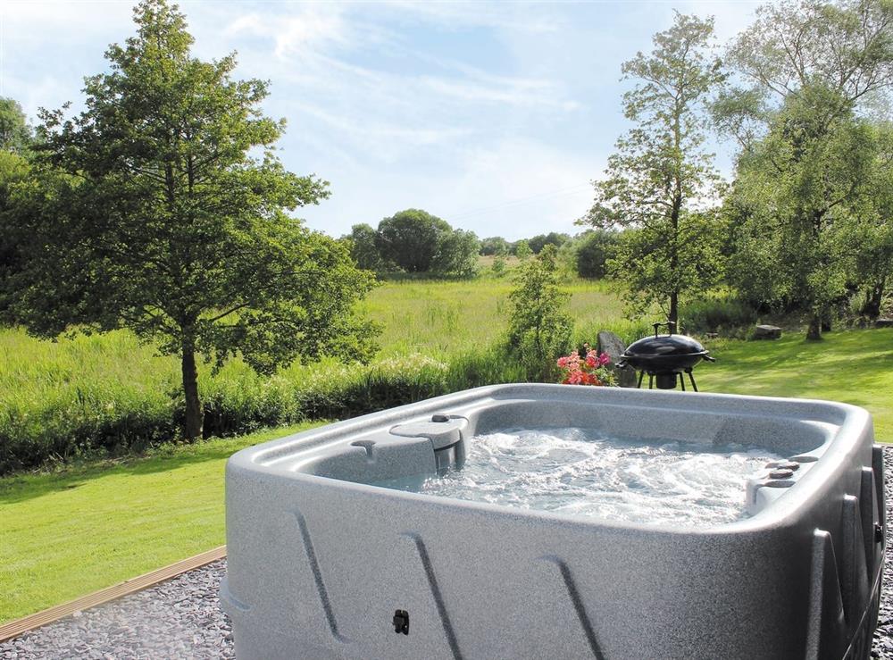 Hot tub at Kite Cottage in Llandeilo, Dyfed