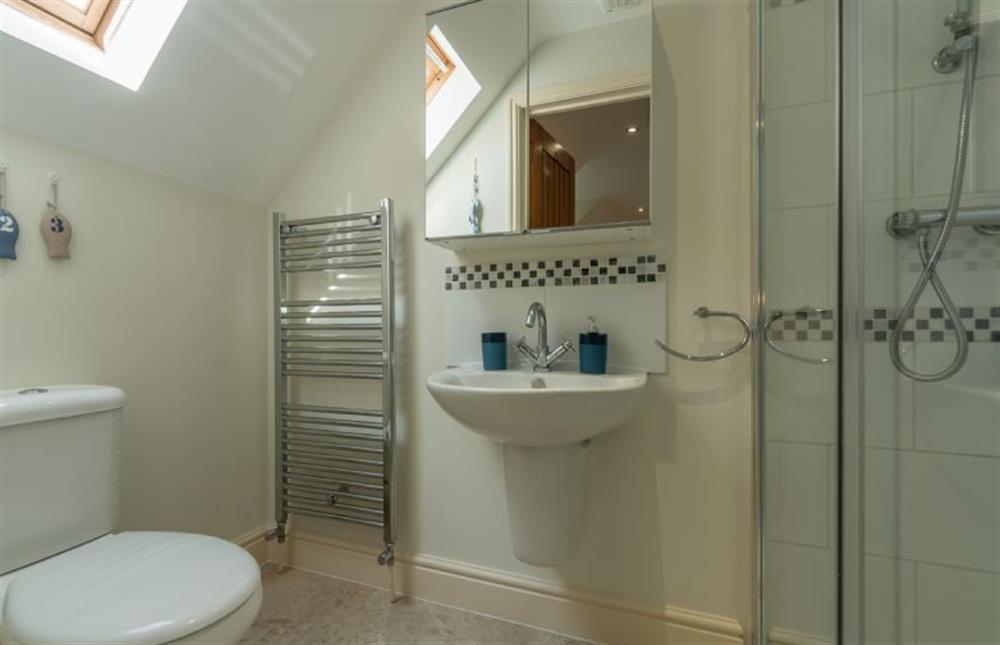 First floor: En-suite shower room at Kittiwake Cottage, Brancaster near Kings Lynn
