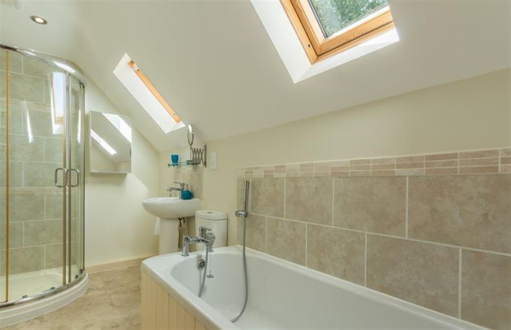 First floor: The en-suite has a bath and separate shower at Kittiwake Cottage, Brancaster near Kings Lynn