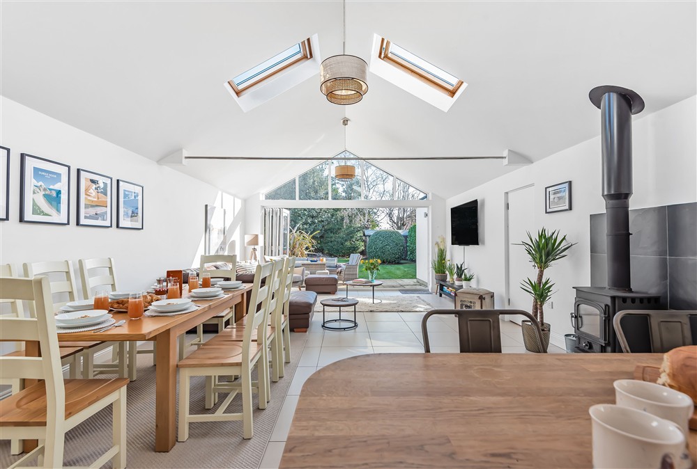 Bright, attractive open-plan accommodation at Kittiwake, Highcliffe-on-Sea