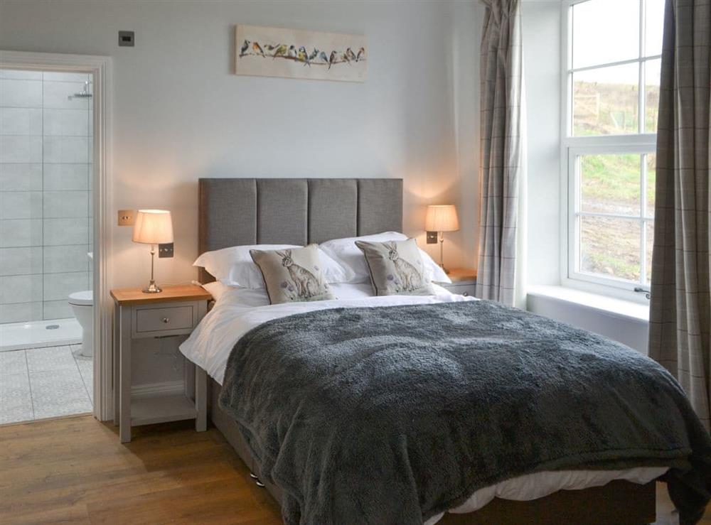 Attractive en-suite double bedroom at The Hemmel, 