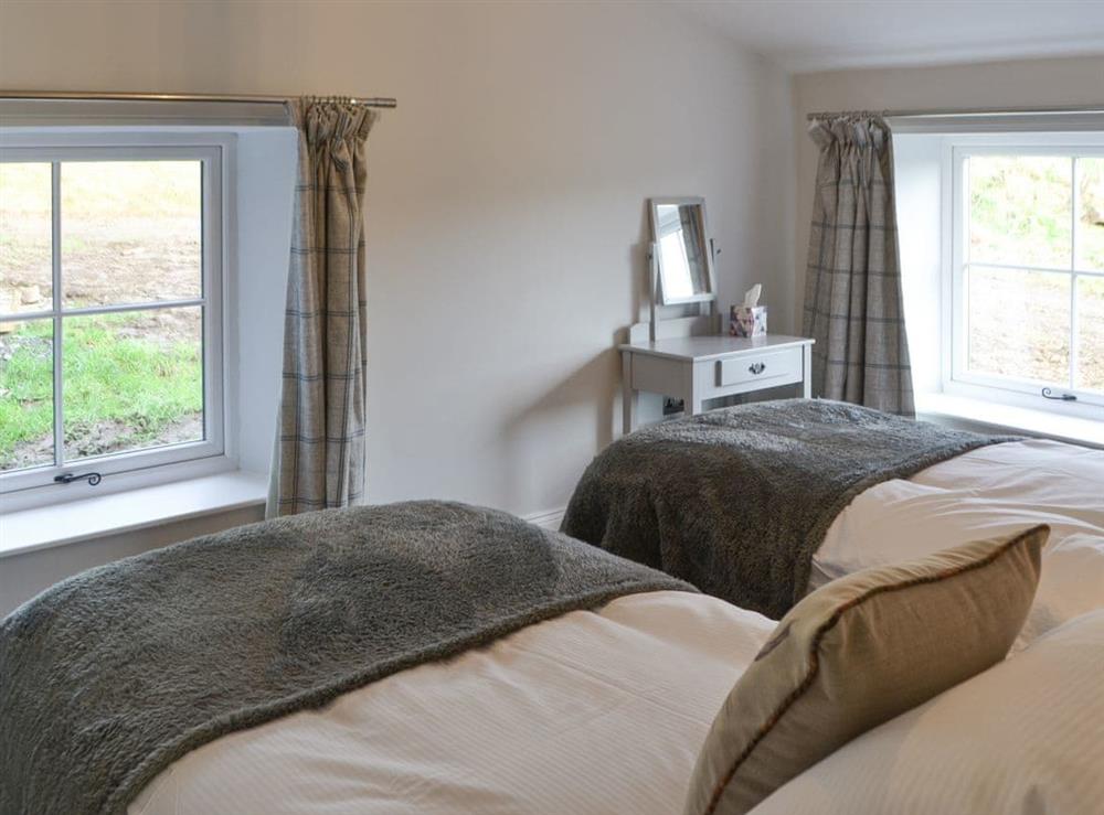 Light and airy en-suite twin bedroom at The Hemmel, 