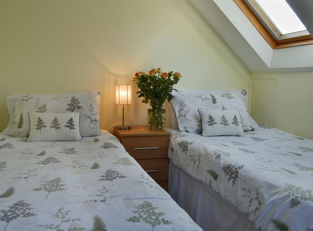 Good-sized twin bedroom at Knowle Croft Cottage in Fairlight, near Hastings, East Sussex