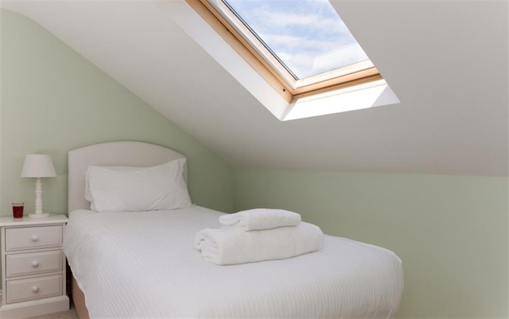 The pale green and white give the twin bedroom a nice calming effect. at La Mouette in Falmouth