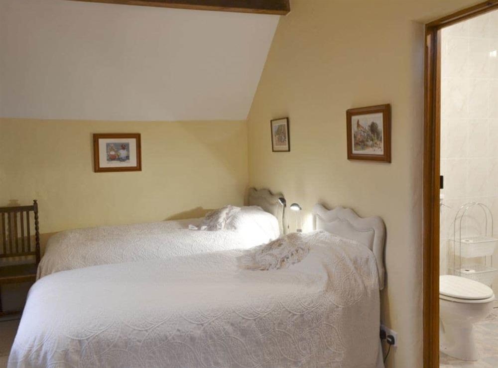 Twin bedroom with en-suite at Ladycroft Barn in Hope Valley, South Yorkshire