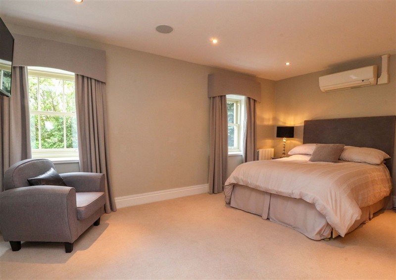 One of the 6 bedrooms (photo 2) at Laithe House, Burnley