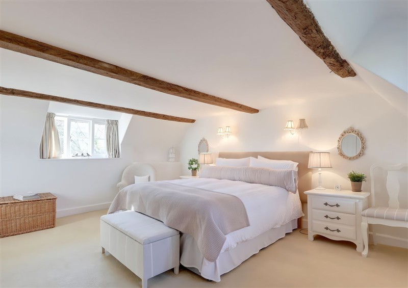 One of the 5 bedrooms (photo 2) at Lake Cottage, Swindon