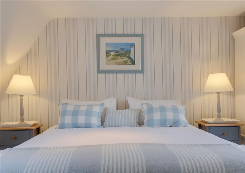 One of the 5 bedrooms (photo 3) at Lake Cottage, Swindon