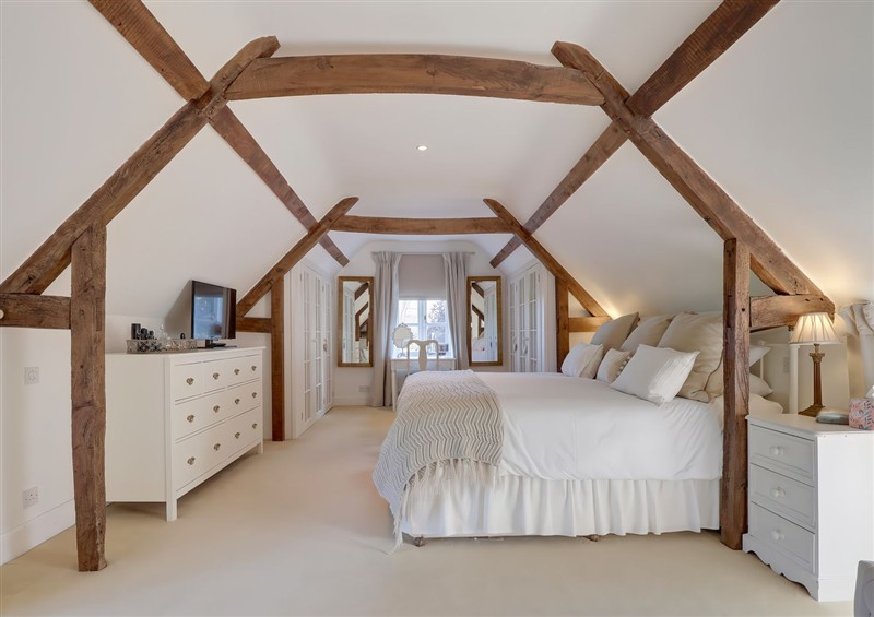One of the 5 bedrooms (photo 4) at Lake Cottage, Swindon
