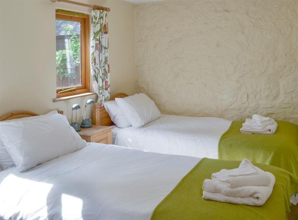 Light and airy twin bedroom at Lake View in Bovey Tracey., Devon
