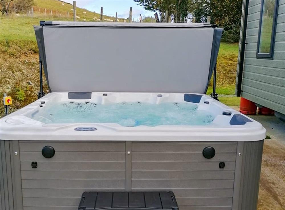 Hot tub at Lake Vyrnwy Luxury Glamping Pod in Llanwddyn, near Oswestry, Powys