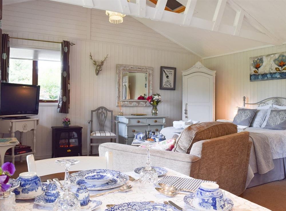Beautiful equipped rural cabin at Lakeside Cabin in Kingston Blount, near Thame, Oxfordshire