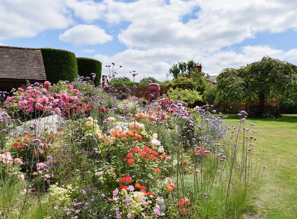 Delightful gardens with beautiful planting (photo 2) at Lakeside Cabin in Kingston Blount, near Thame, Oxfordshire