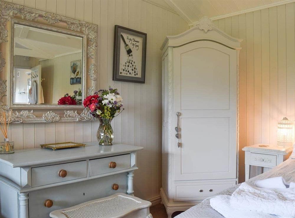 Pretty dressing area at Lakeside Cabin in Kingston Blount, near Thame, Oxfordshire