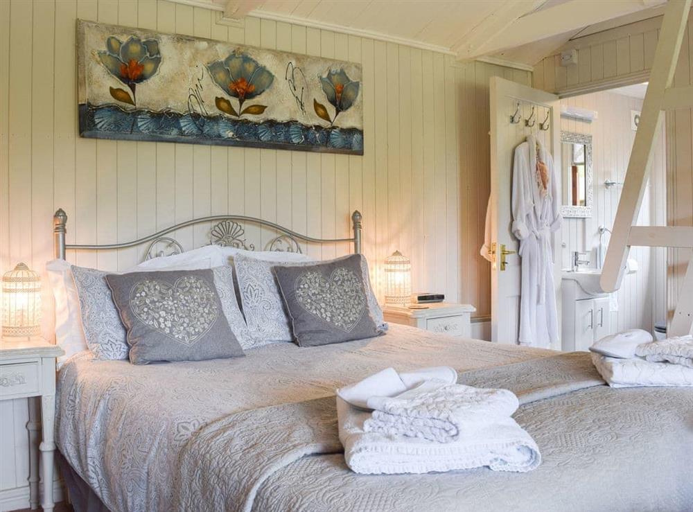 Welcoming kingsize bed at Lakeside Cabin in Kingston Blount, near Thame, Oxfordshire