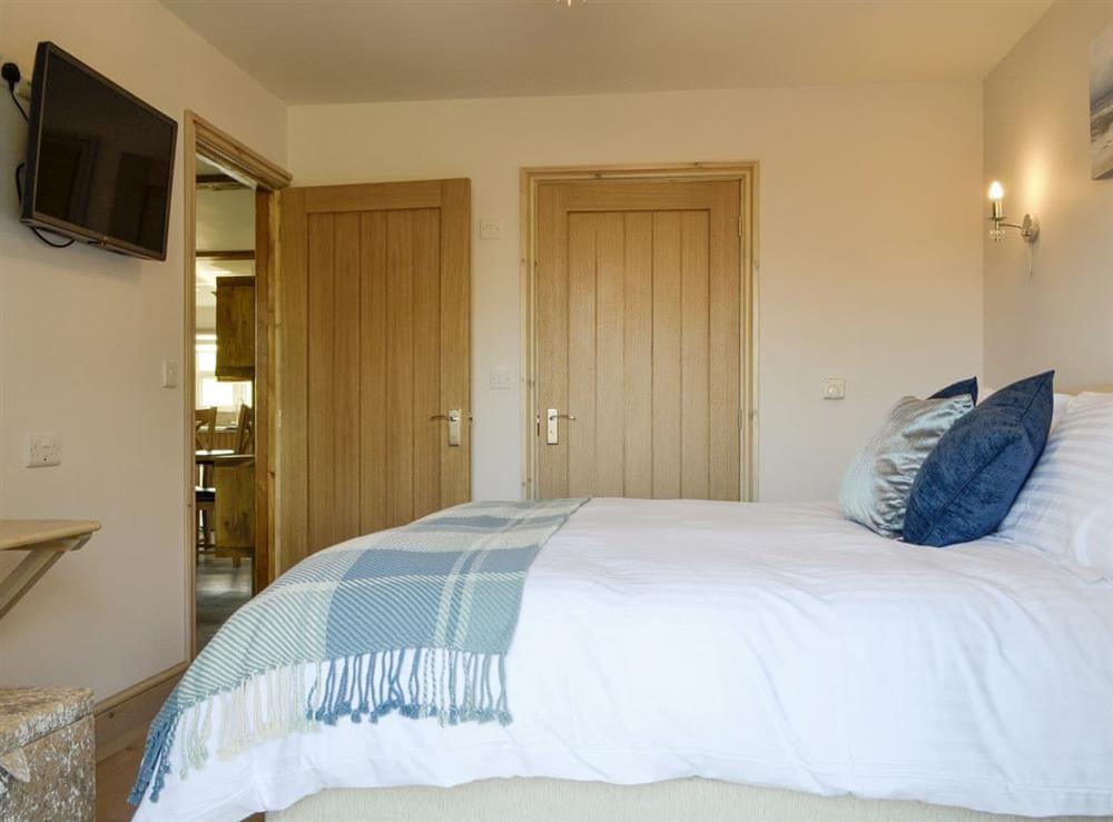 Attractive double bedroom at Lakeside Lodge in near Rhayader, Powys