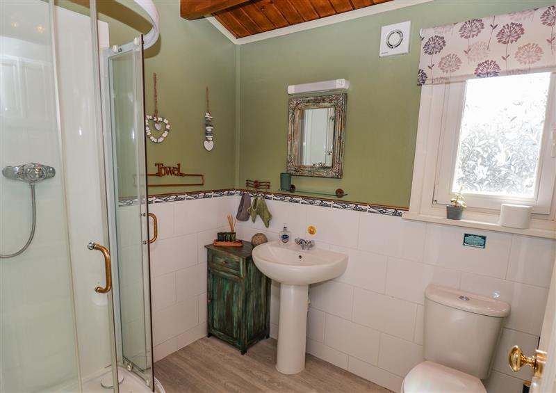 The bathroom at Lakeside Lodge Retreat, Tattershall