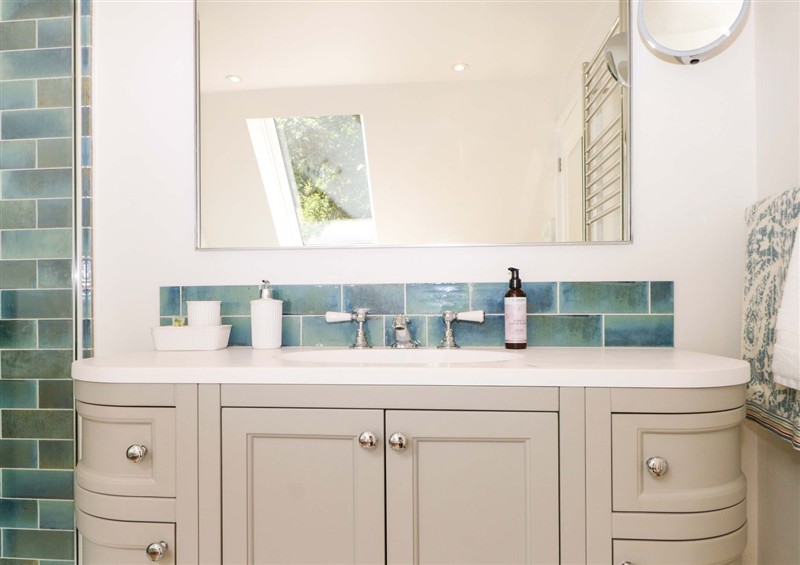 The bathroom (photo 2) at Lakeside Lodge, Witherenden Hill near Burwash