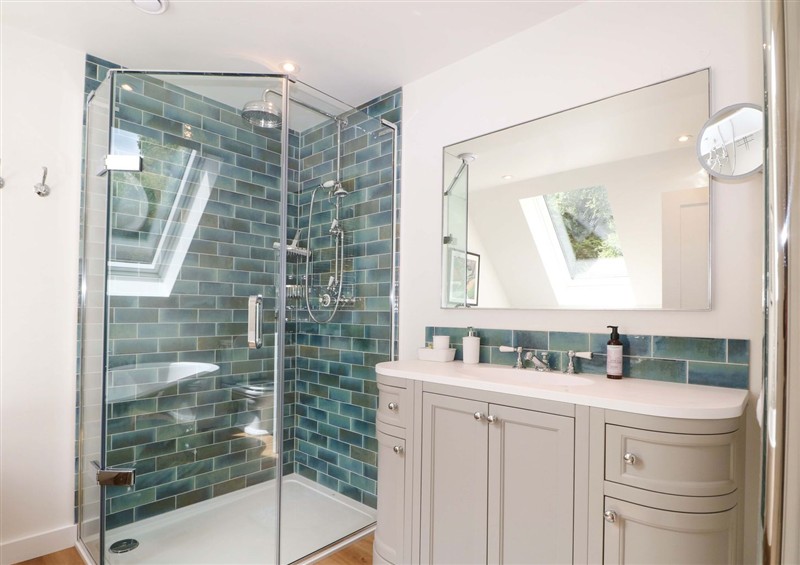 The bathroom at Lakeside Lodge, Witherenden Hill near Burwash