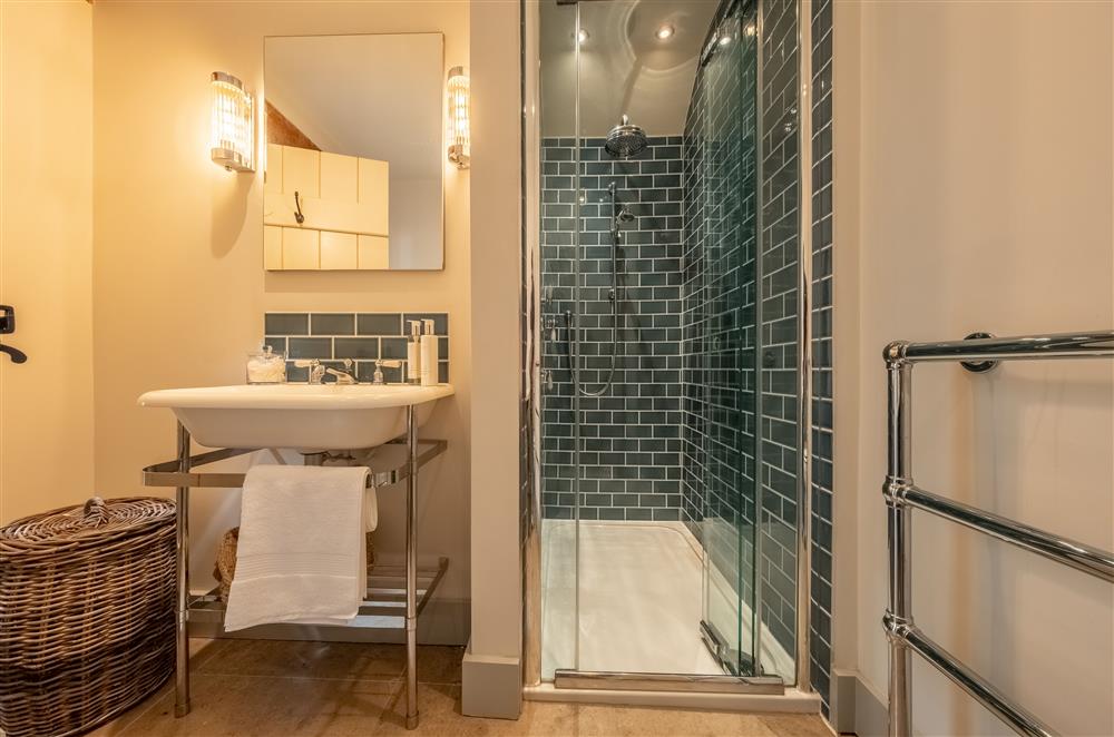 Family bathroom with walk-in shower at Lakeview Oast, Goudhurst