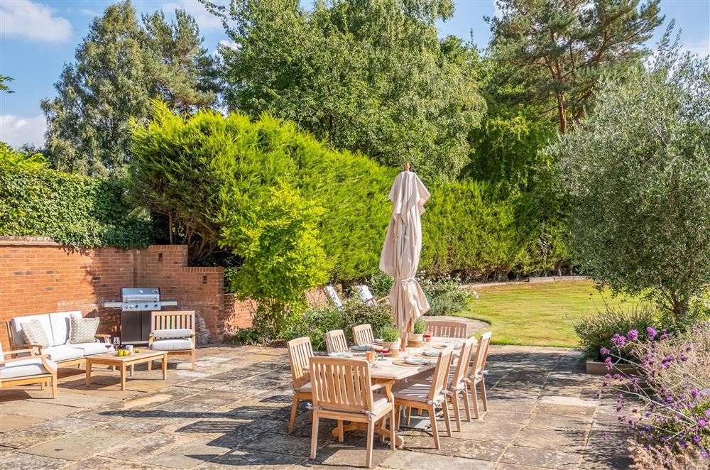 The patio with barbecue, dining and lounging furniture at Lakeview Oast, Goudhurst