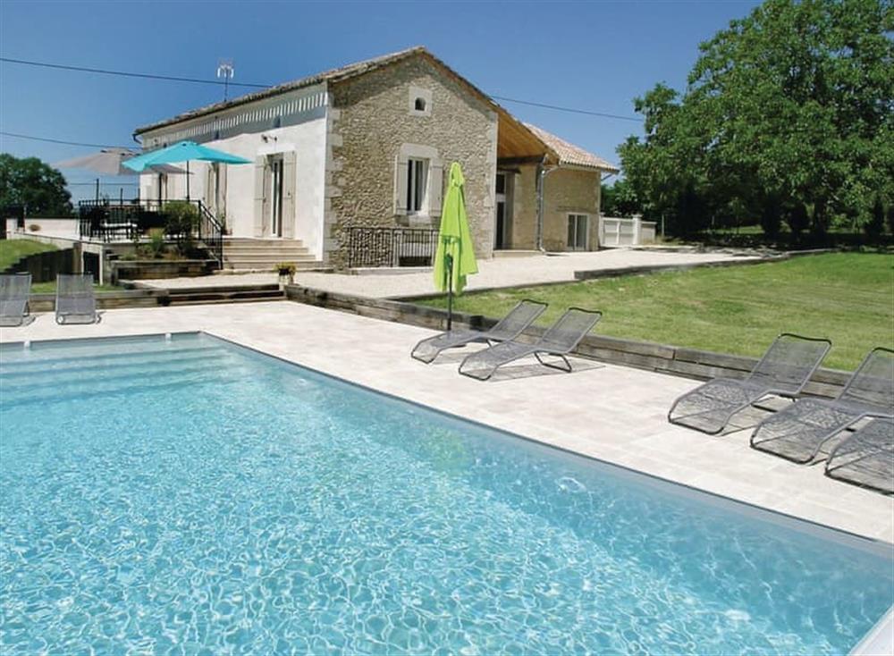 Swimming pool at L’Ancienne Ferme in Saint-Aubin-de-Cadelech, Dordogne and Lot, France