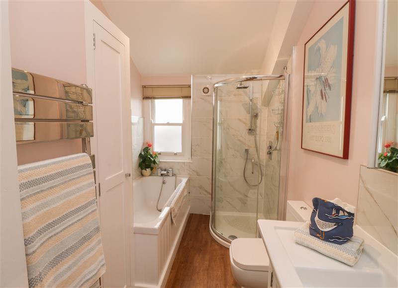 The bathroom at Lands House, Appledore