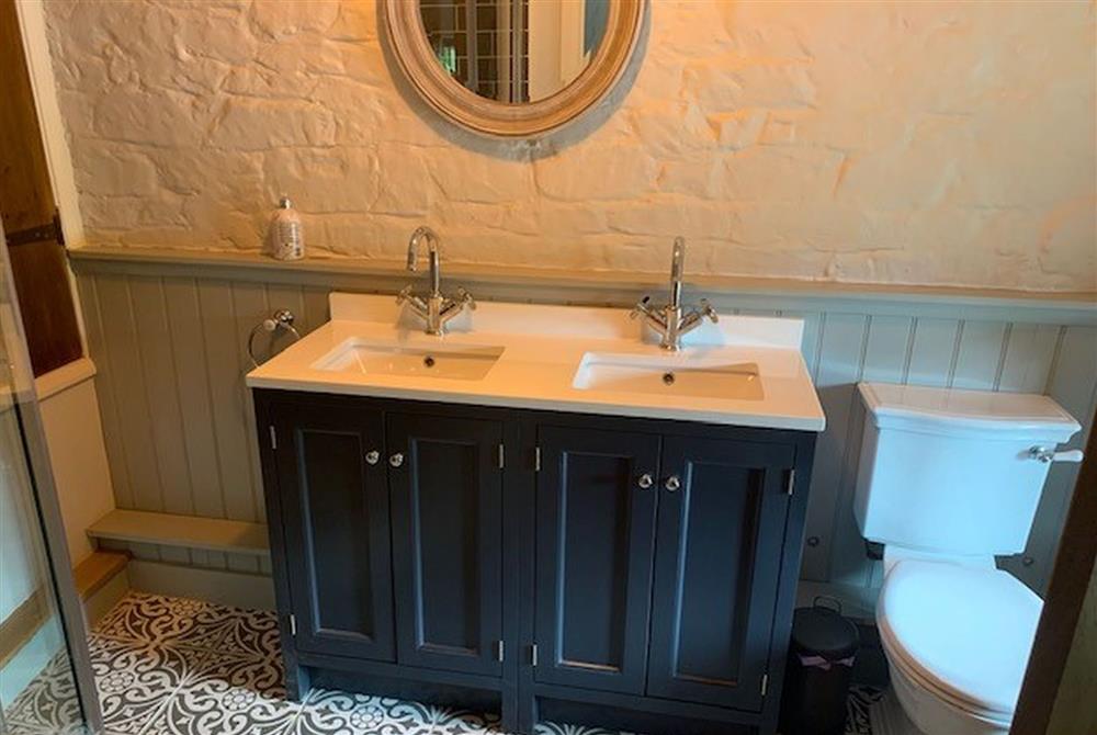 En-suite shower room with double basin vanity unit at Lanes End Cottage, Dorchester
