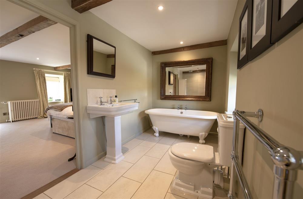 Lanesfoot Farm, Yorkshire: The master bedroomfts en-suite bathroom with roll-top bath and a separate walk-in shower