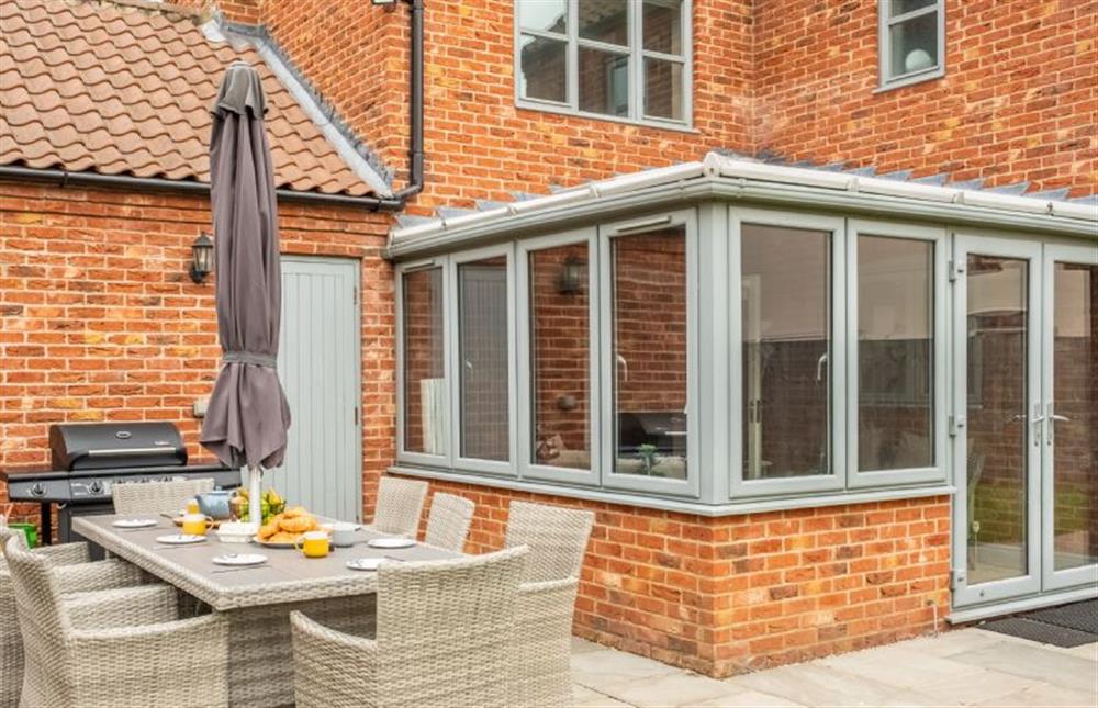 Lantern Cottage: Outdoor dining table with seating for up to eight people  at Lantern Cottage, Wells-next-the-Sea
