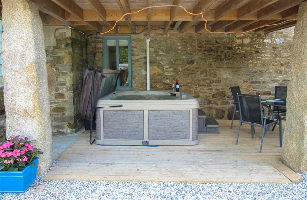 Hot tub at Lanxton Barn in Launceston, Cornwall