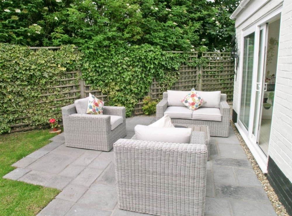 Sitting-out-area at Larboard Cottage in Winterton-on-Sea, Norfolk