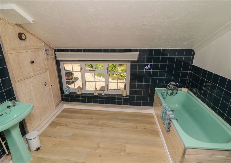 The bathroom at Larkspur Cottage, Huttoft
