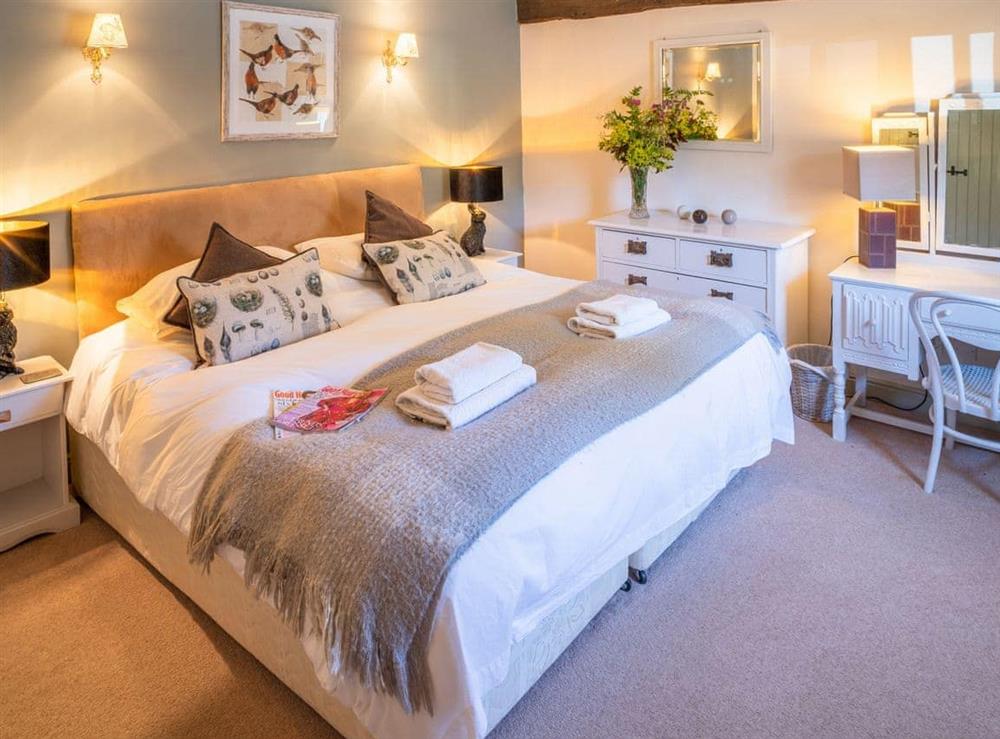 Relaxing en-suite double bedroom at Rievaulx Cottage, 