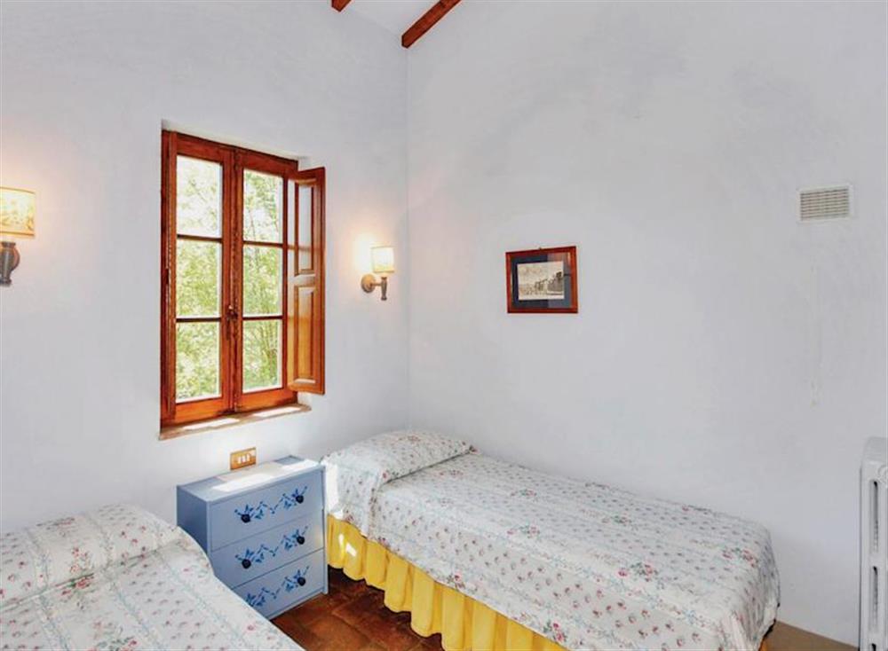 Twin bedroom at Lavanda 1 in Palaia, Italy