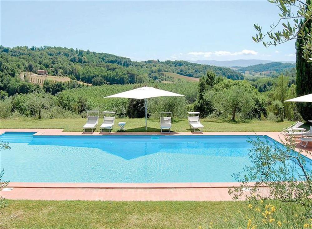 Swimming pool at Lavanda 2 in Palaia, Italy
