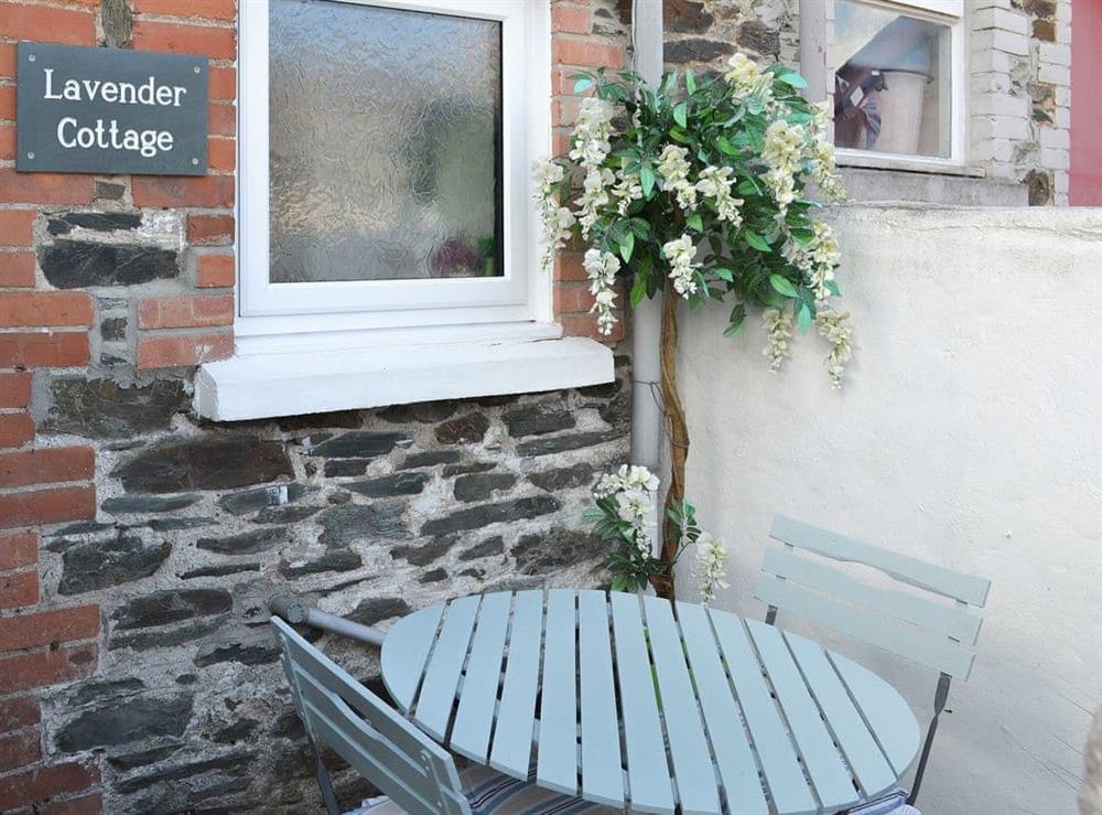 Modest outdoor area with table and chairs at Lavender Cottage in Buckfastleigh, Devon